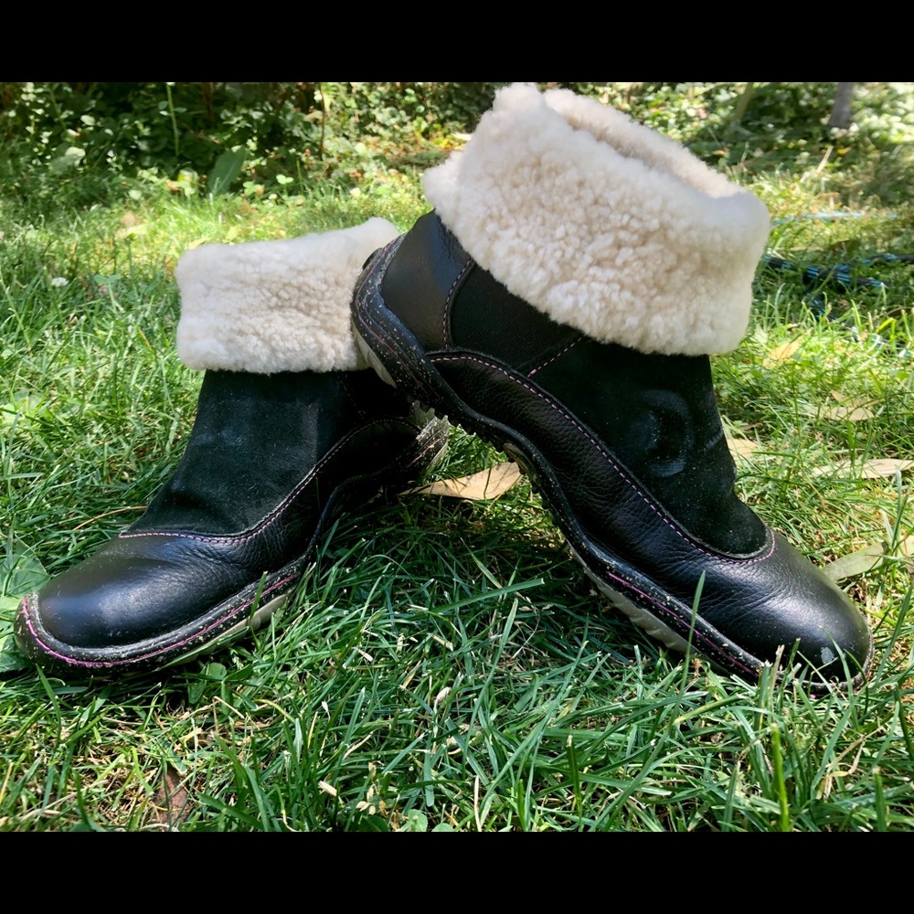 Suede and leather booties with Sherpa fur cuff